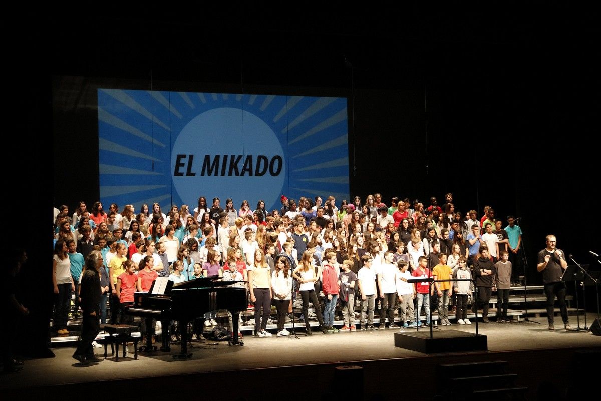 A la sessió de la cantata d'aquest dimarts hi ha participat uns 200 alumnes d'una dotzena de centres de Secundària de tot Osona Ferrer i Lluís Vila d'Abadal durant la roda de premsa.