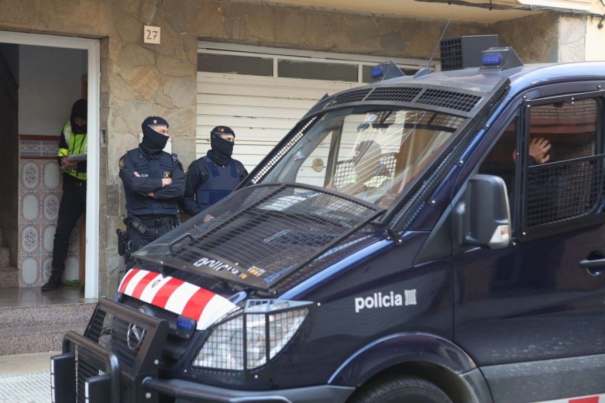 Els Mossos d'Esquadra emportant-se un dels detinguts, el passat març del 2017