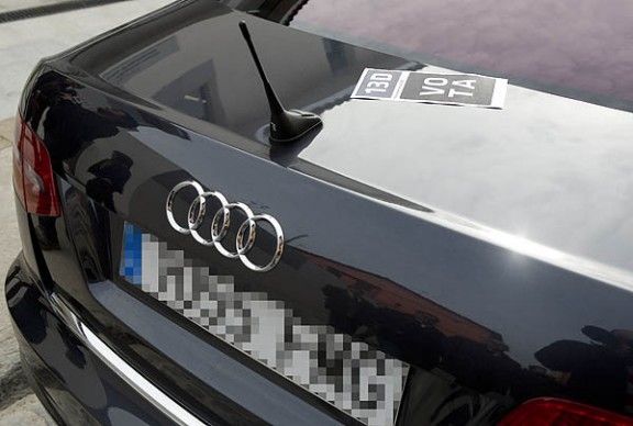 Una papereta de foment de la participació al referèndum del 13-D ha aparegut sobre el cotxe oficial del President José Montilla