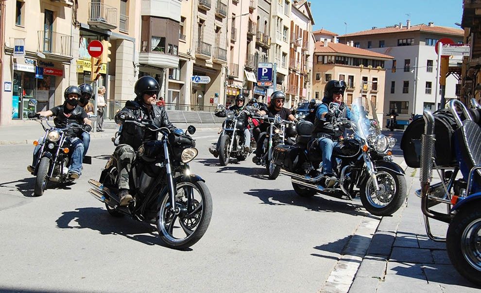 Un grup de motards entrant a la plaça Major de Vic.