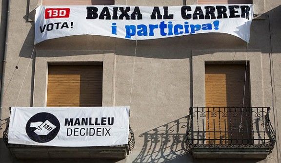 Pancartes del referèndum del 13-D a la plaça Fra Bernadí de Manlleum