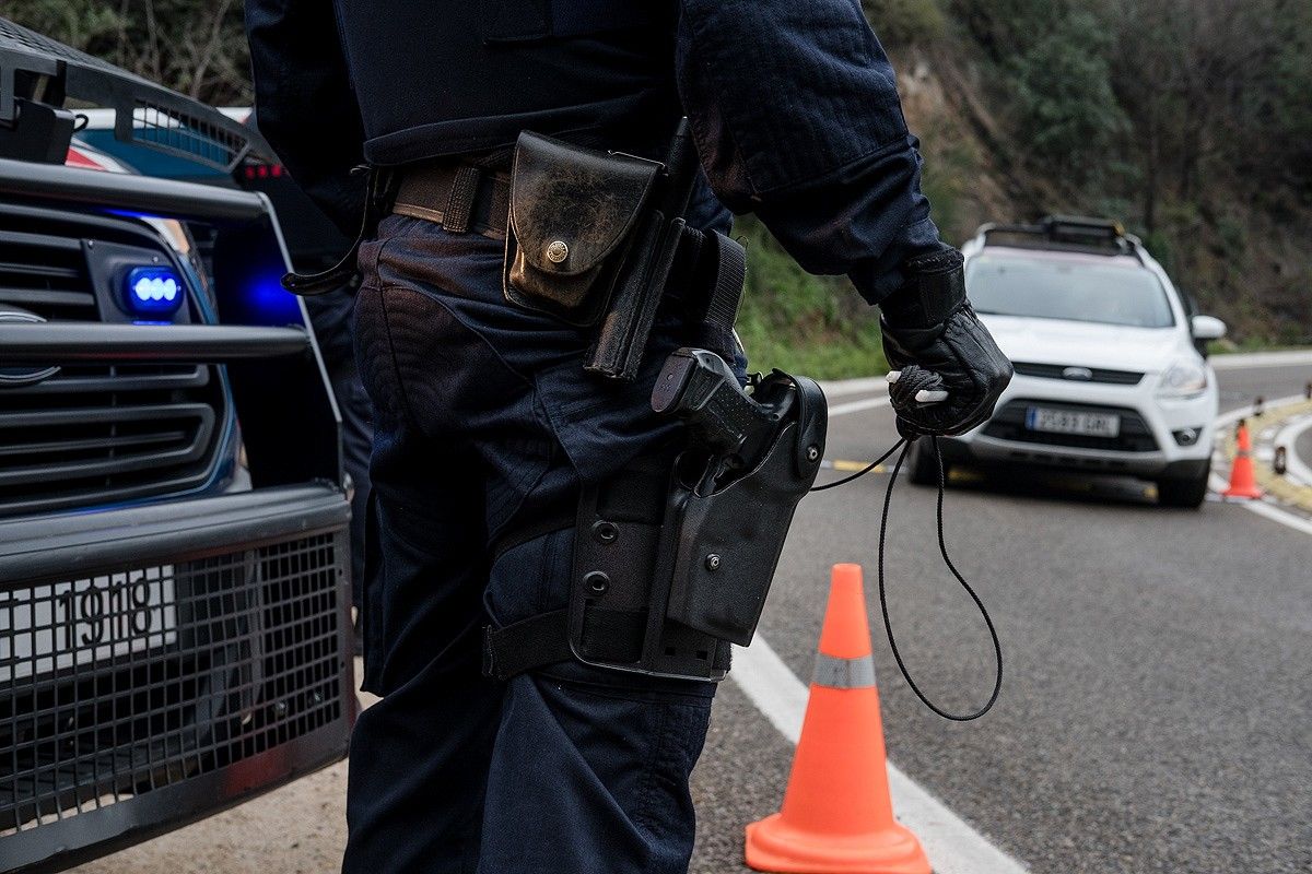 Control antiterrorista dels Mossos d'Esquadra a la carretera de la Rabassada.
