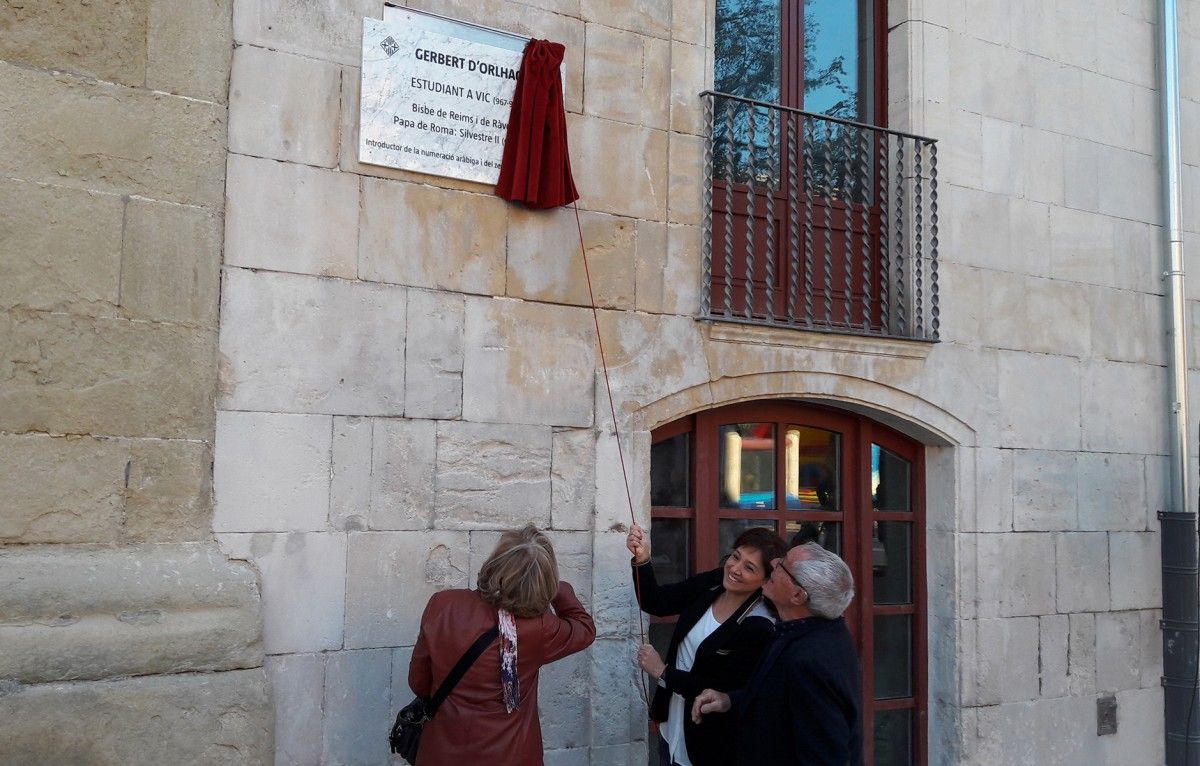 Anna Erra destapant la nova placa de la plaça Gerbert d'Orlhac