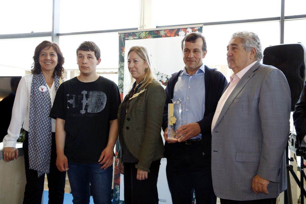 El propietari del Mas Cavalleria de Manlleu, Xavier Prat, i el seu fill reben el Premi Especial Osona de mans de la consellera de Presidència, Neus Munté