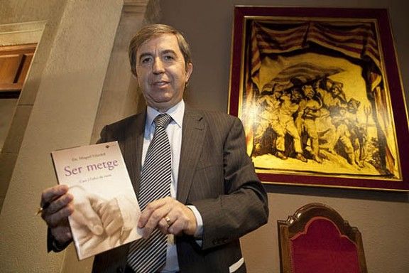 El Dr. Miquel Vilardell amb el seu llibre «Ser metge»