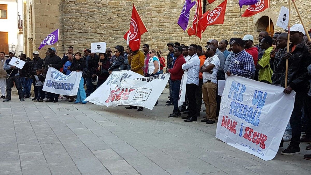 Treballadors de Le Porc Gourmet i membres de Càrnies en lluita, davant l'ajuntament