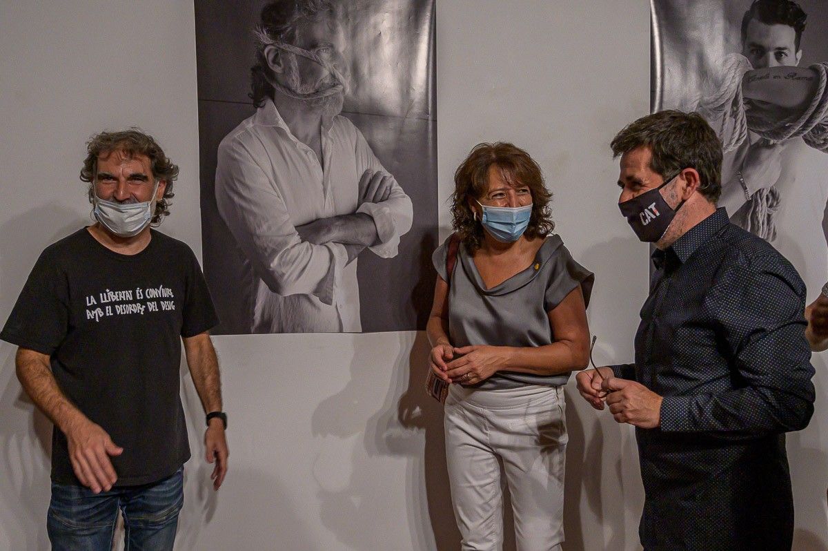 Cuixart, Erra i Sánchez a Vic, durant la inaguració de l'exposició «Veure o mirar: retrats a presó»