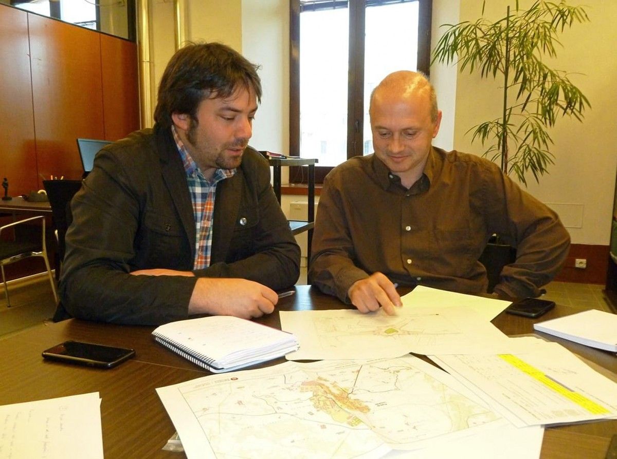 Peraire i Fàbrega repassant el projecte de la rotonda