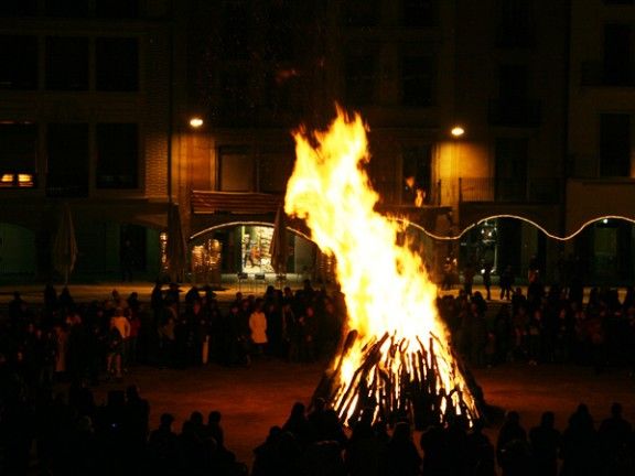 Foguera de nadal que encara crema a la Plaça Major de Vic