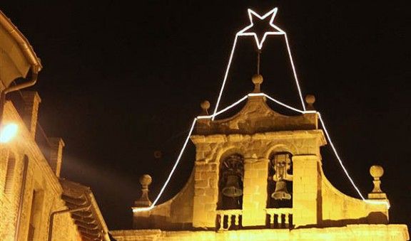 Il·luminació nadalenca a l'església de Folgueroles