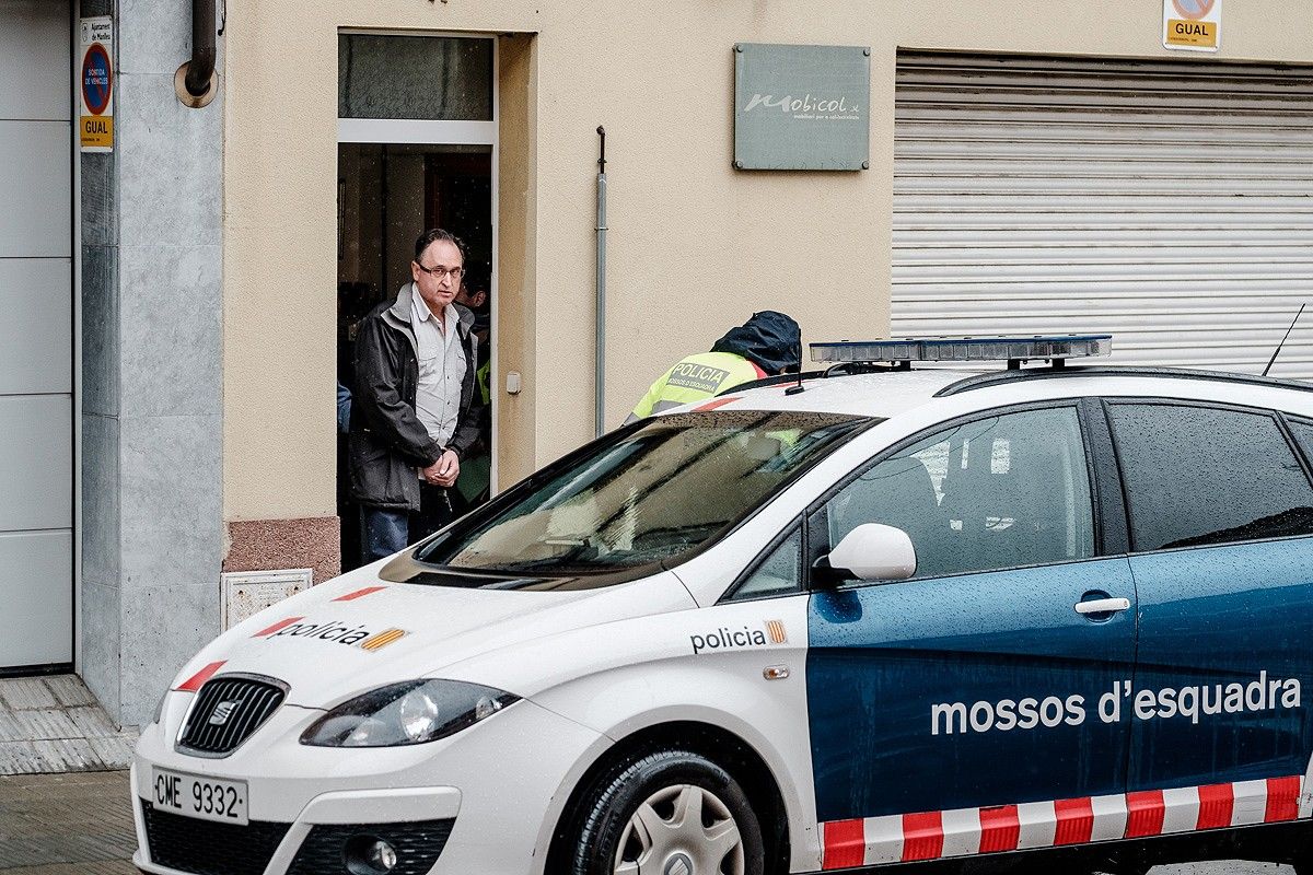 Miquel Altimiras, a punt d'entrar al cotxe dels mossos aquest matí