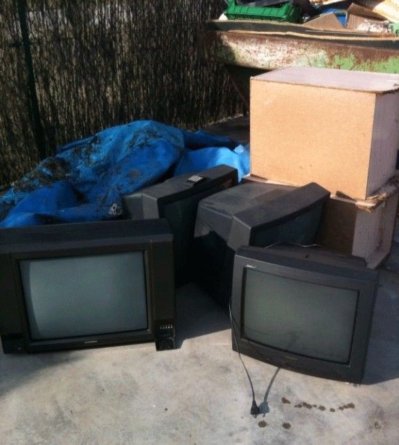 Aparells de televisions, a la deixalleria de Tavèrnoles.