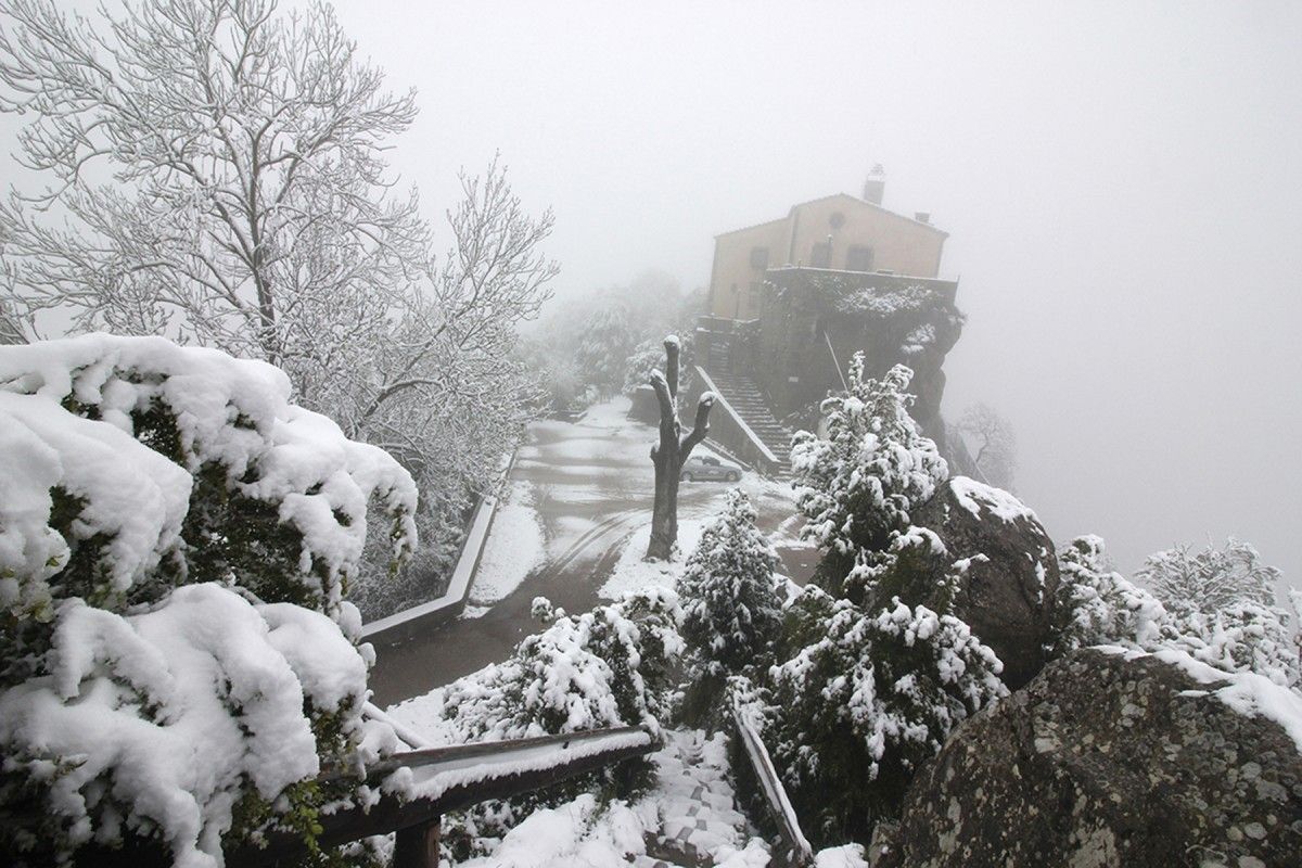 El santuari de Bellmunt, nevat