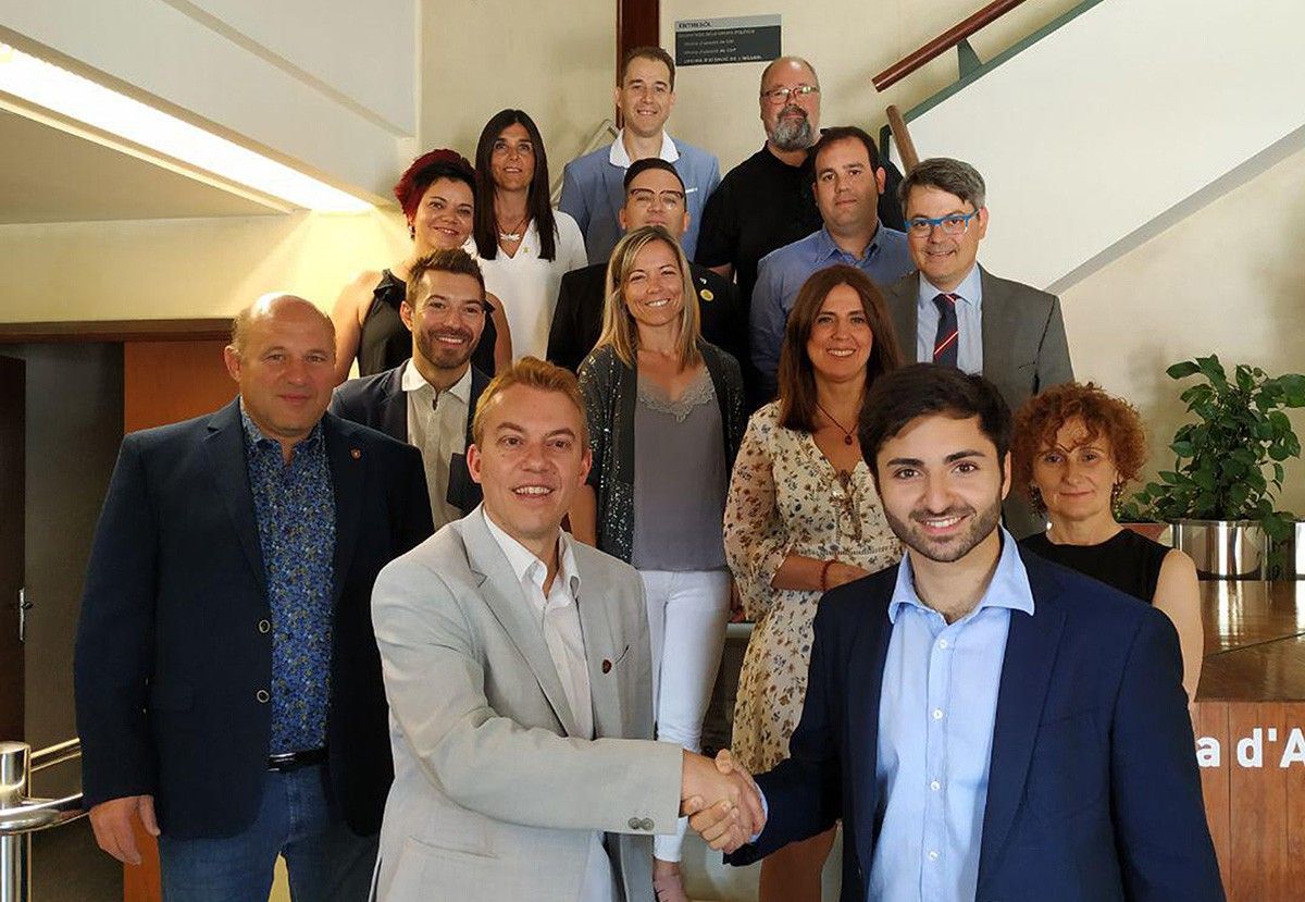 Àlex Garrido i Arnau Rovira, amb els regidors que formaran part de l'equip de govern a Manlleu.