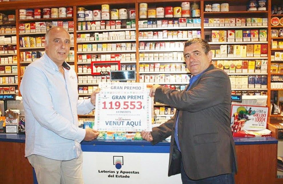 El delegat de Loterías del Estado fa entrega del cartell del premi a Jaume Crivillés