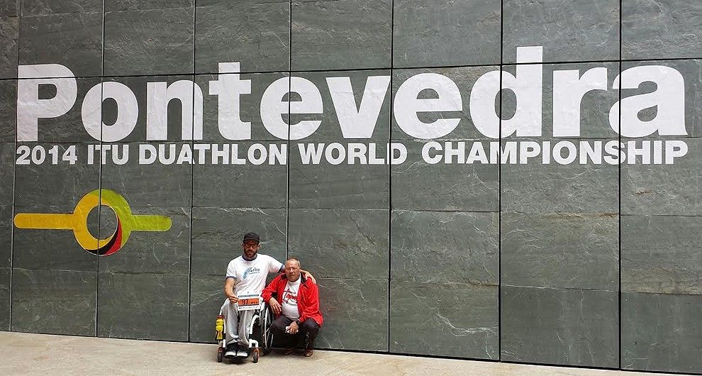 Rafa Botello, sota el cartell del campionat del món.