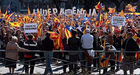 Milers de persones han omplert la Plaça Catalunya de Barcelona en el Flashmob per la Independència