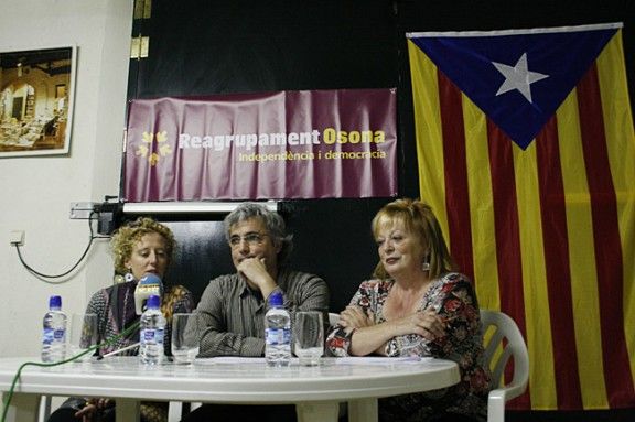 Eva Solé, Josep Ramon Soldevila i Imma Bellafont en la roda de premsa d'aquest vespre.