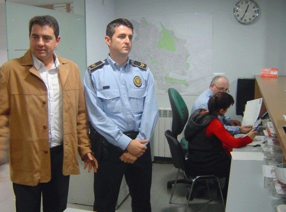 Ferran Pérez i Josep Salom, a les noves instal·lacions de la policia local de Tona.