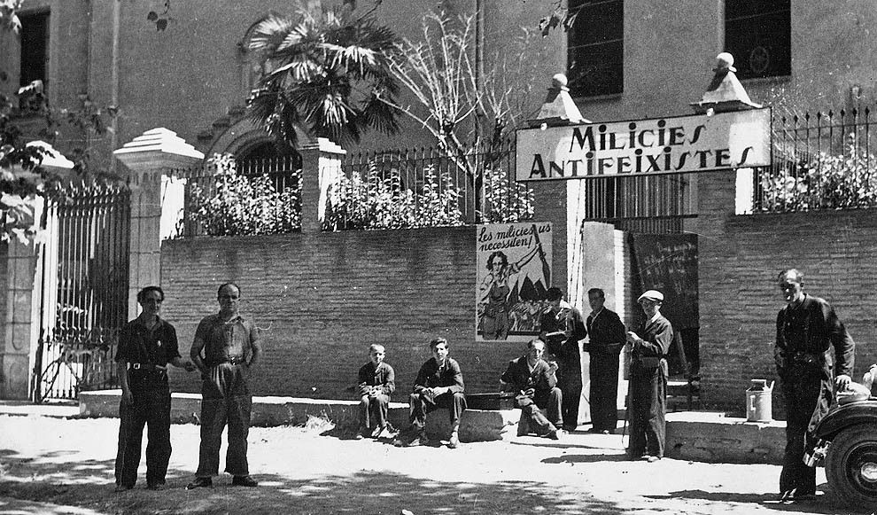Grup de milicians davant la seu del Comitè de Milícies Antifeixistes, al convent del Sagrat Cor, l'estiu de 1936.