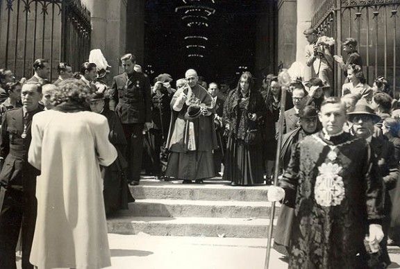 Tecla Sala sortint de l'esglèsia del Carme a Vic acompanyada del bisbe i autoritats 'anys 50