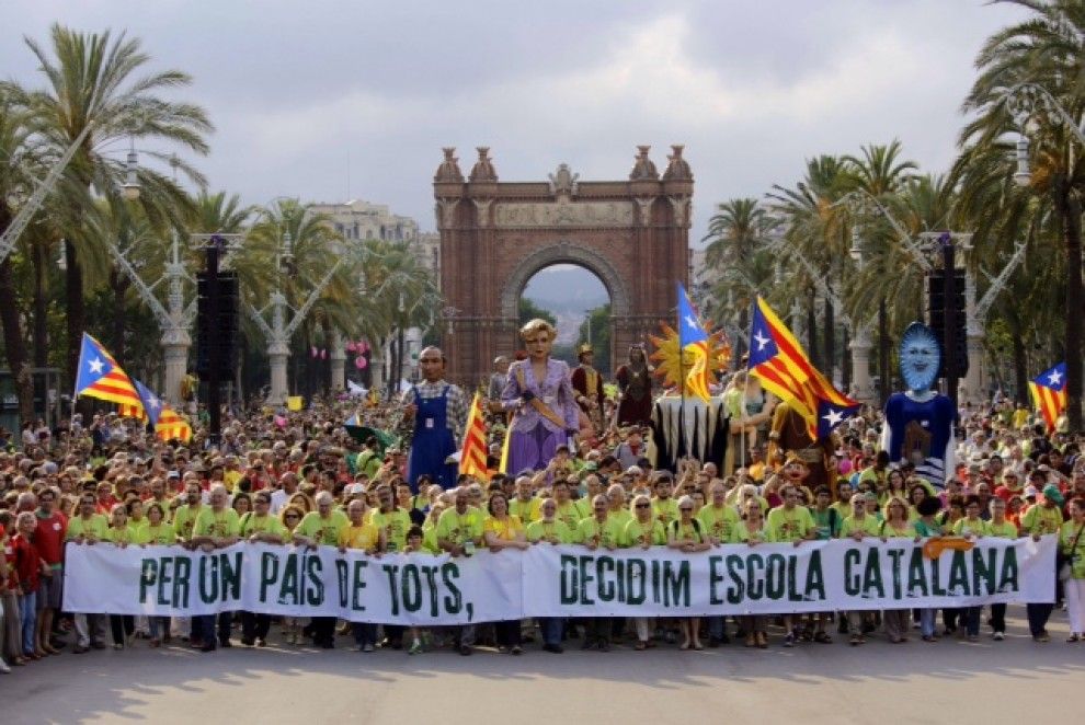 La capçalera de la manifestació amb el lema «Per un país de tots, decidim escola catalana»
