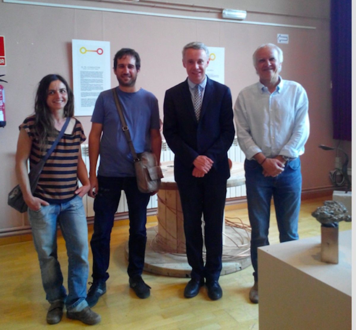 L'alcalde de Puigcerdà amb alguns dels artistes que exposen en aquesta mostra.