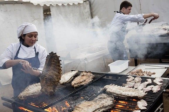 Els cuiners d'Osona Cuina preparant la carn que s'ha servit per dinar.