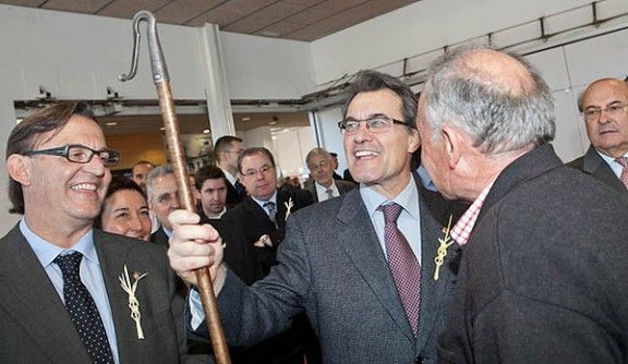 El president Artur Mas, amb una vara de pastor, aquest dissabte al Mercat del Ram de Vic.