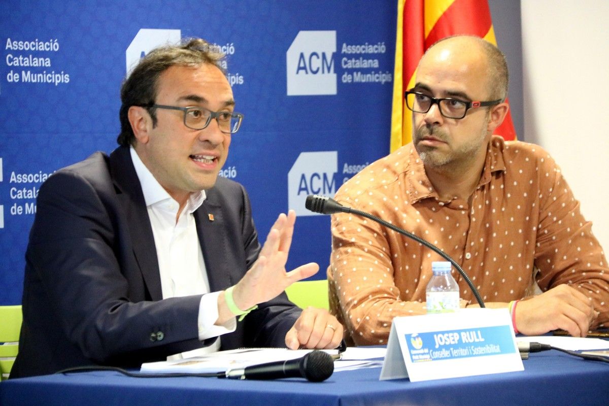 El conseller de Territori i Sostenibilitat, Josep Rull, i el president de l'Associació Catalana de Municipis i Comarques, Miquel Bruch, durant el col·loqui celebrat a Tavèrnoles