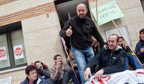 Josep Lluís Melero sortint del seu pis, moments després de saber que s'ajornava el desnonament.