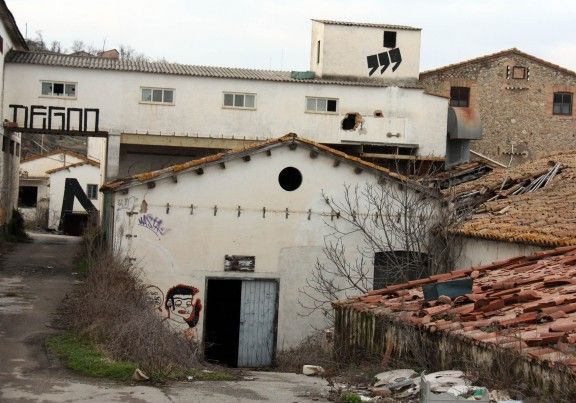 Vista exterior de la colònia Gallifa de Les Masies de Voltregà. A la dreta, un dels forats que han destrossat la teulada per treure maquinària. 