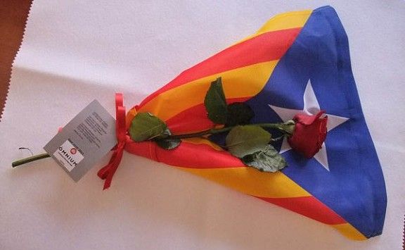 Òmnium Osona oferirà per la Diada de Sant Jordi la rosa de la independència.