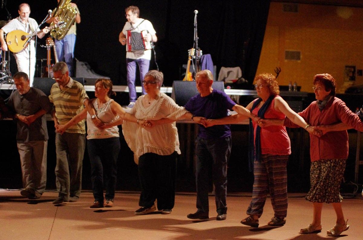 Un grup de persones balla durant el Rodafolk de l'edició passada