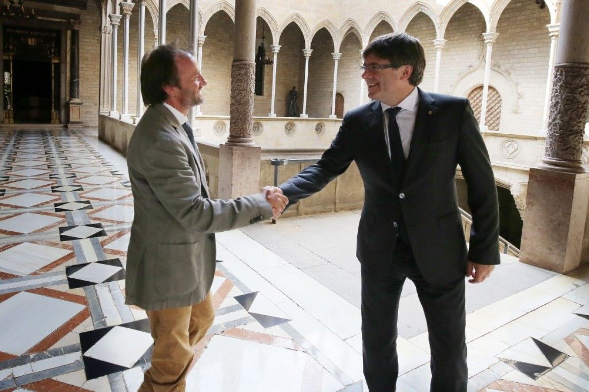 Moment en què Ferran Latorre és rebut pel president Carles Puigdemont al Palau de la Generalitat.