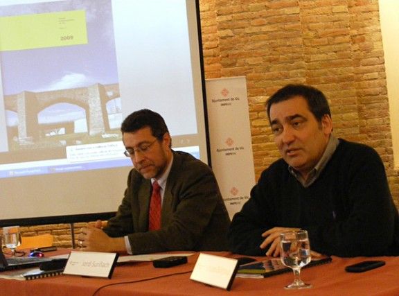 Jordi Suriñach i Josep Burgaya durant la presentació de l'Anuari socioeconòmic de Vic.