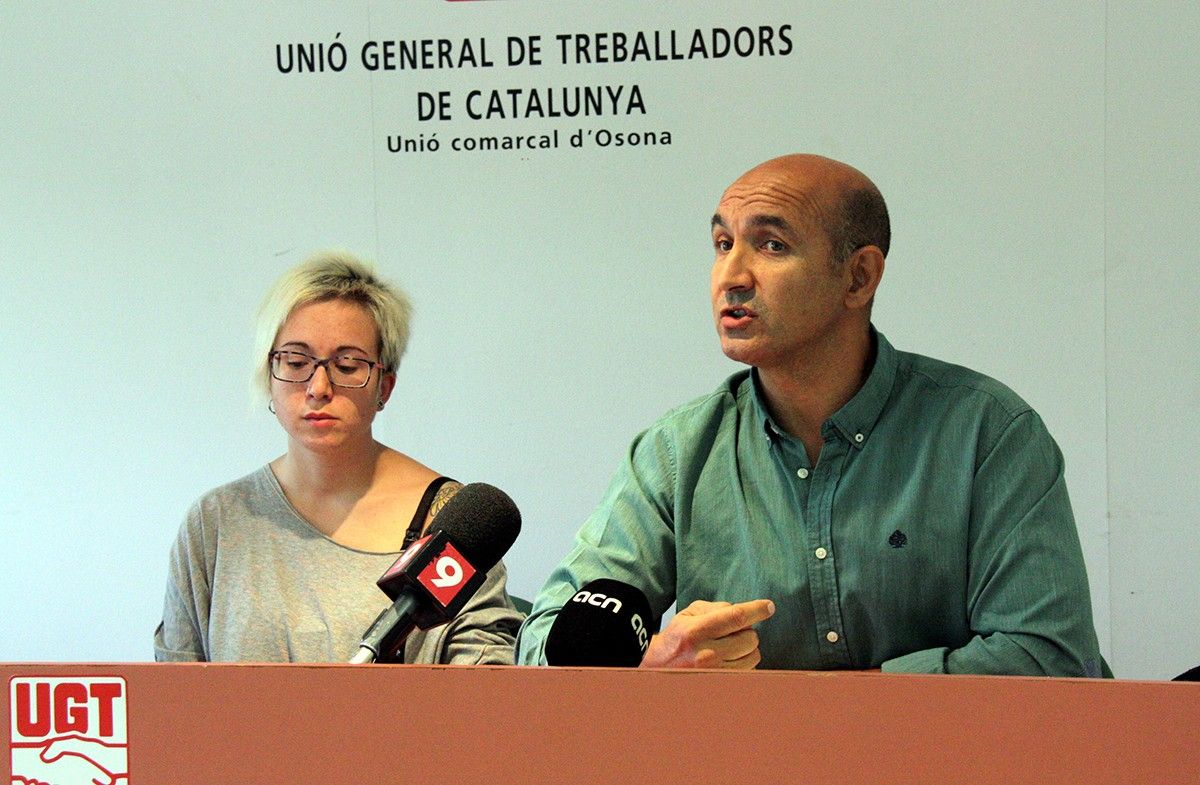 Jose A. Fernández, de la UGT, i l'educadora acomiadada i delegada sindical, Thais Jodar, el setembre del 2016