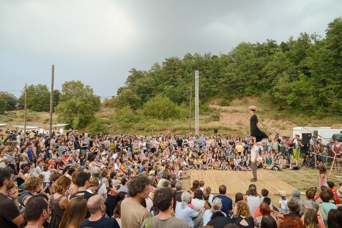 Una munió de persones observant una actuació del festival