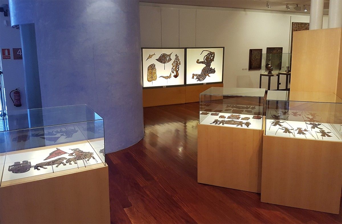 Espai del museu amb les peces per fer ombres xineses