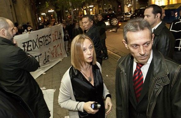 Josep Anglada i Marta Riera davant dels manifestants antifeixistes que esperaven a l'antrada de l'acte.