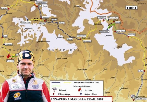 Josep Maria Cabanas, amb el mapa de l'Annapurna Mandala Trail al fons.