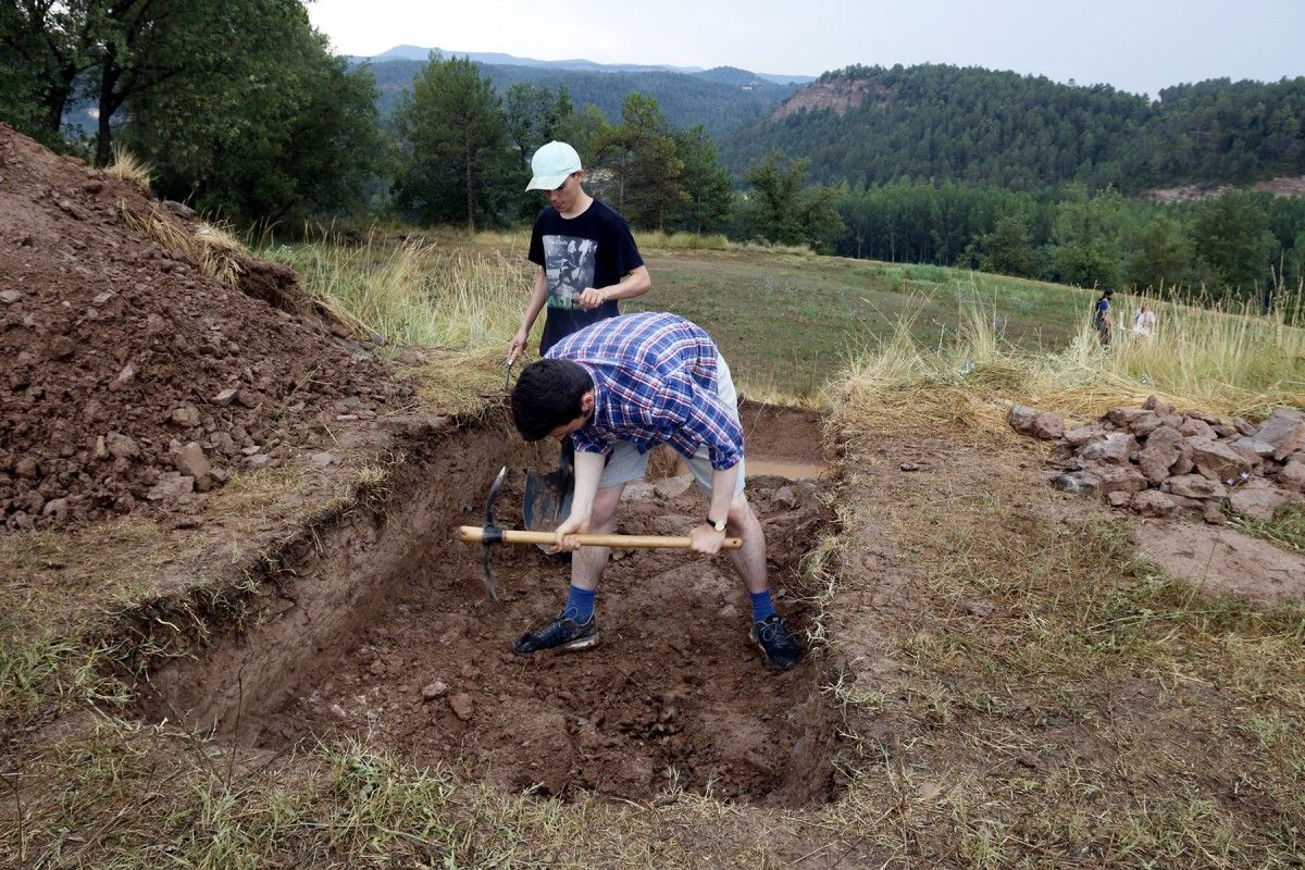 Dos estudiants de la Universitat d'Edimburg excavant una part del jaciment de Puig Ciutat