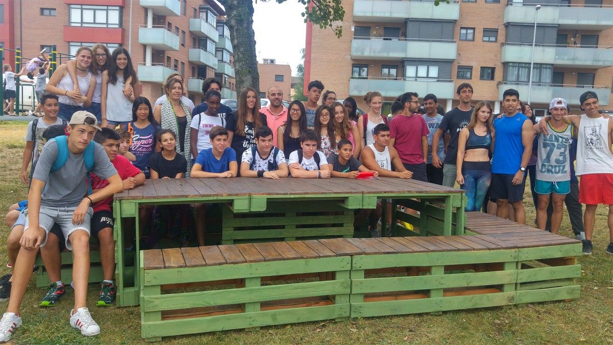 Participants del casal d'estiu del Vicjove amb el material urbà que han construït