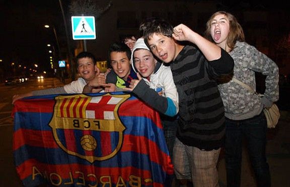 Un grup de joves celebra la victòria del Barça al camp del Madrid, ahir a Tona.