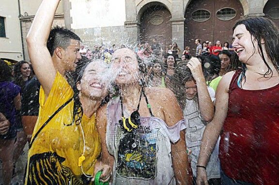 La Porronada és un dels actes més populars de la festa major de Torelló