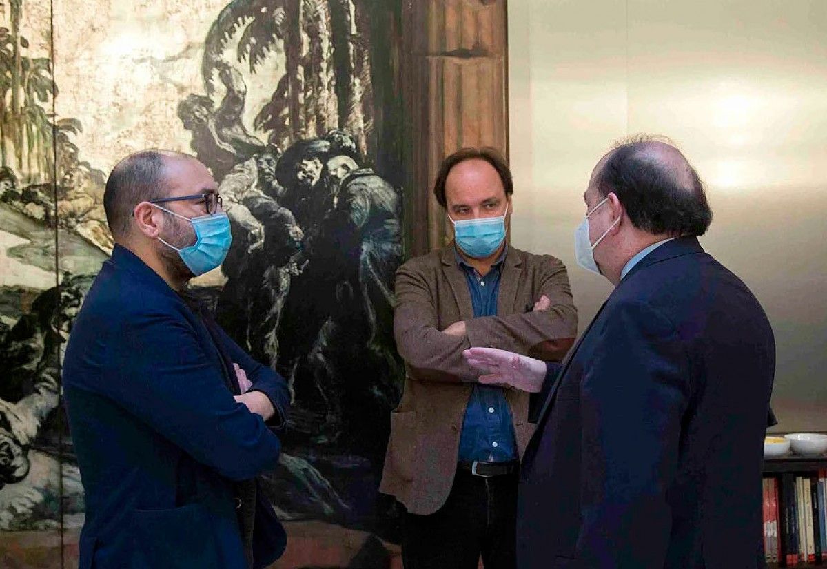 El director del Museu Nacional, Pepe Serra, i pel rector de la UVic-UCC, Josep Eladi Baños