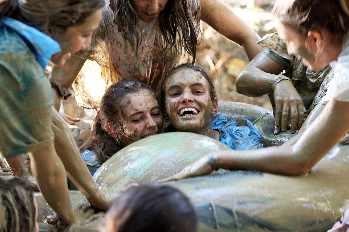 Diverses noies disputant la pilota durant el Polifang