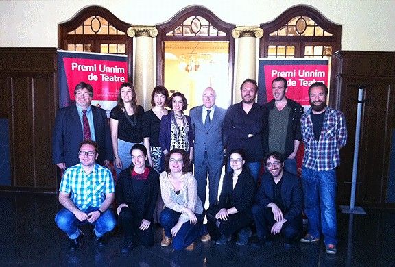 Representants dels finalistes del Premi Unnim de teatre, amb representants de l'Obra Social d'Unnim.