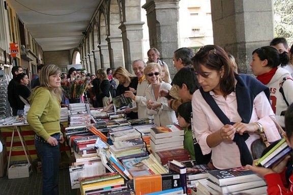 Parada de llibres a la plaça Fra Bernadí.