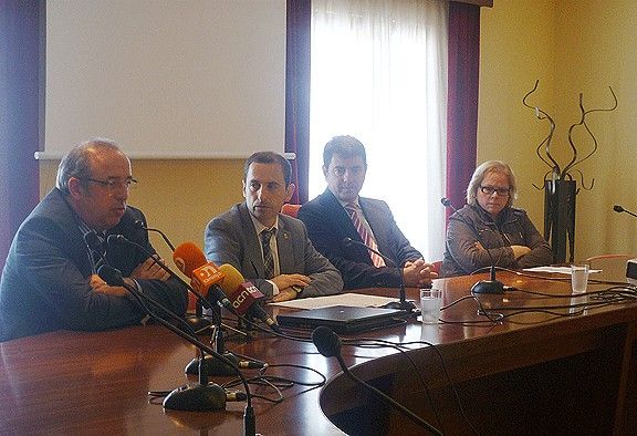 D'esquerra a dreta: Antoni Molas, Josep Oliba, Josep Salom i Pilar Planesa, a la presentació que ha tingut lloc a l'Ajuntament de Tona.